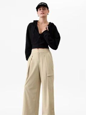 Athleta Pinnacle High Rise Cargo Trouser 10P Ecru Wide Leg Pockets Nylon Stretch